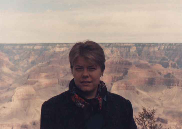 1992 год. Декабрь или ноябрь. Поездка в Большой Каньон. Я жила в Калифорнии и была без теплой одежды. Здесь на меня надето все, что было
