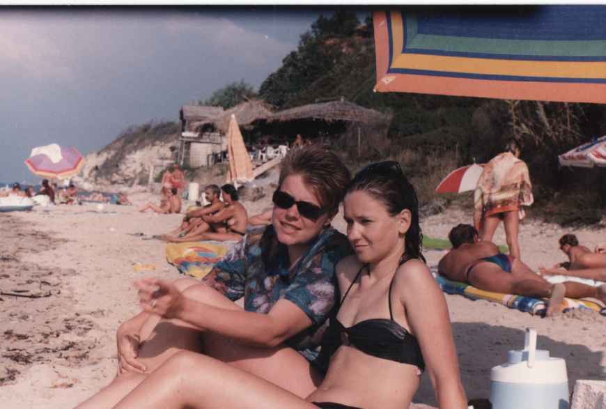 С моей подругой Павлиной у нее в гостях в Греции. Самое начало 1990-х